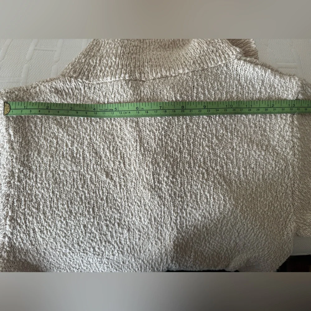 Short Sleeve Boucle Cardigan with Curved Hem - Picture 10 of 10